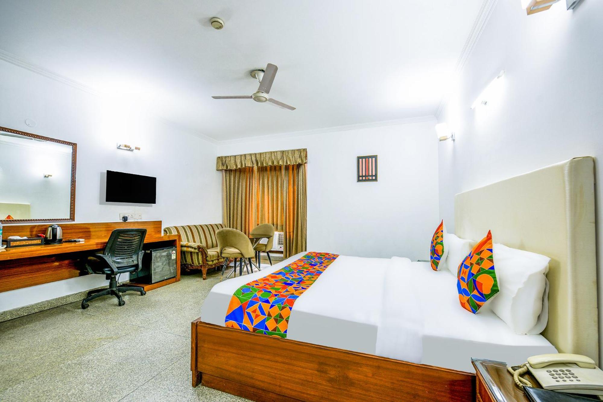 Hotel Exotica Leisure Valley, Gurgáon Kültér fotó
