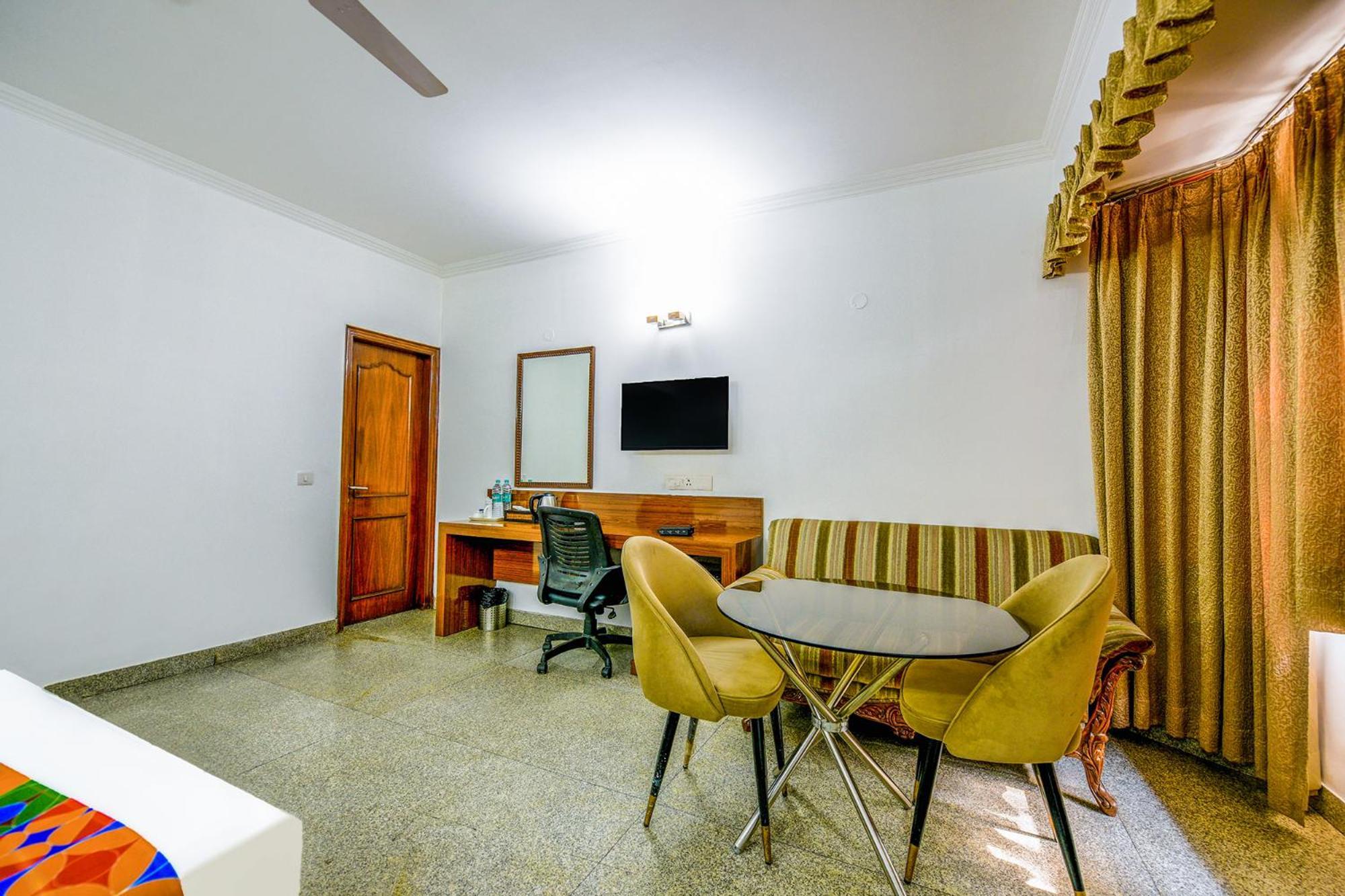 Hotel Exotica Leisure Valley, Gurgáon Kültér fotó